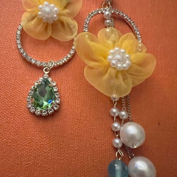 🌼 Betsey Johnson uniquely designed drop dangle mismatched earrings 🌼 - Picture 5 of 6